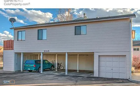 3bed 2 bath End Unit Townhouse Off Bike Path & Next to Park — Photo 2