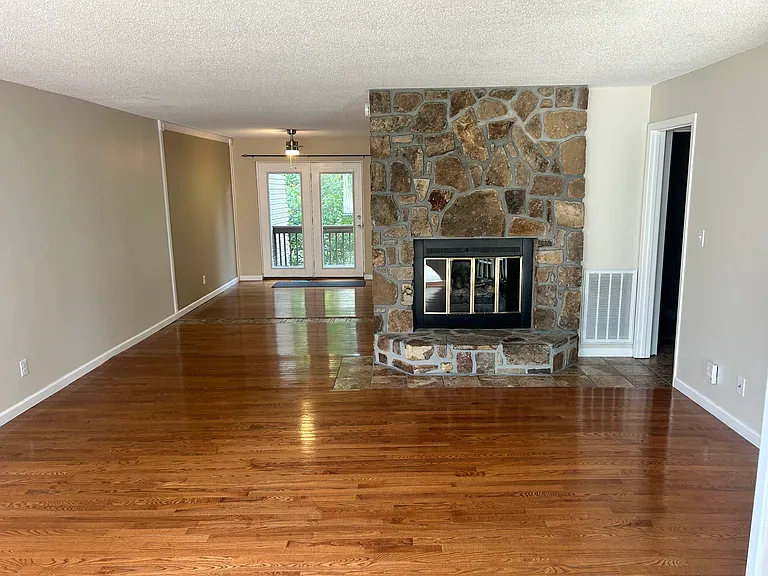 1135 Breckenridge Dr — Photo 2
