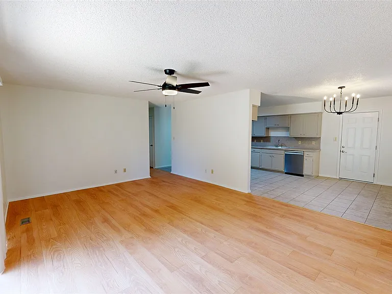 503 W C St — Photo 5