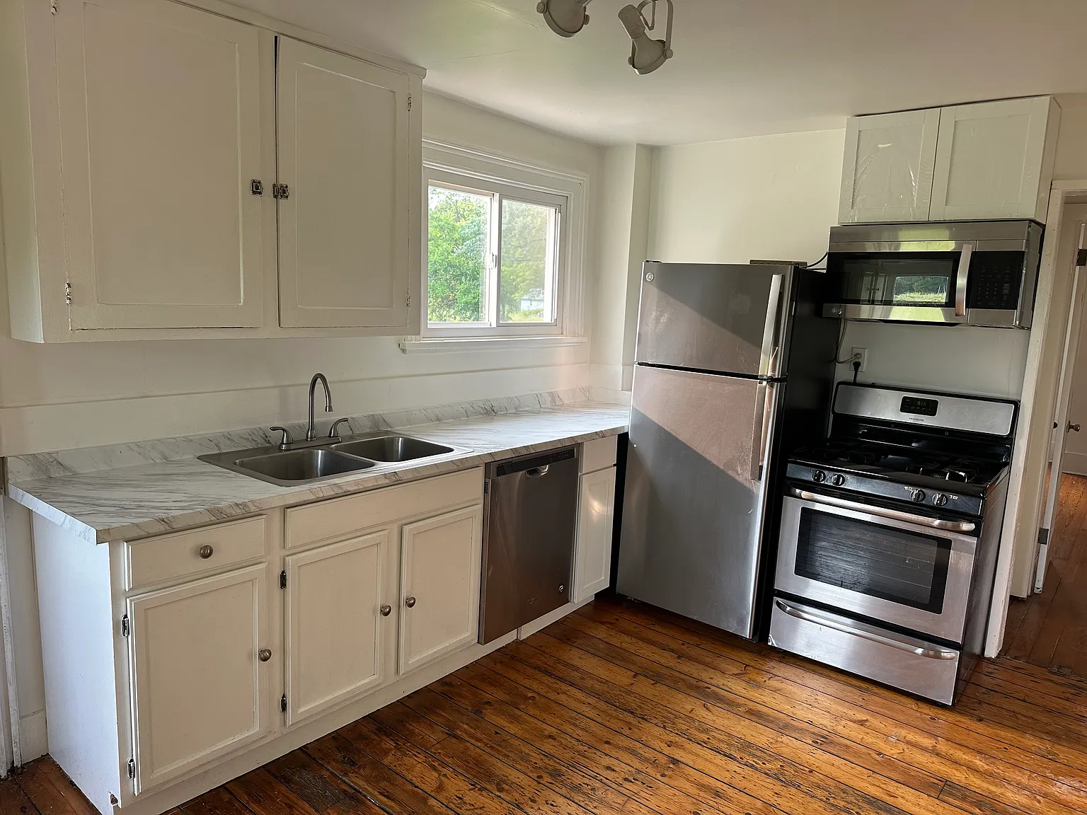 3 bed, 750 sqft, $2,300 — Photo 3