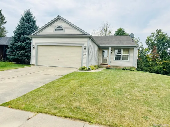 1587 Stirling Lakes Dr, Pontiac, MI 48340