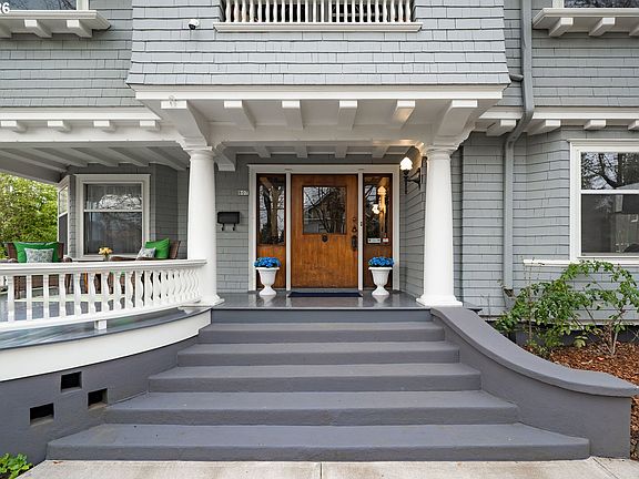 2nd image of 807 SE 28th Ave