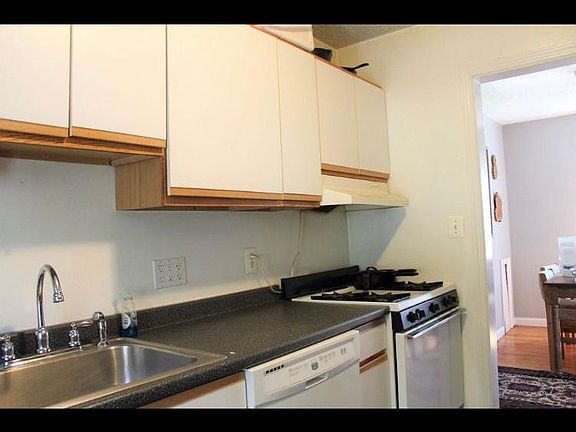 2nd image of 124 1/2 E Walnut St