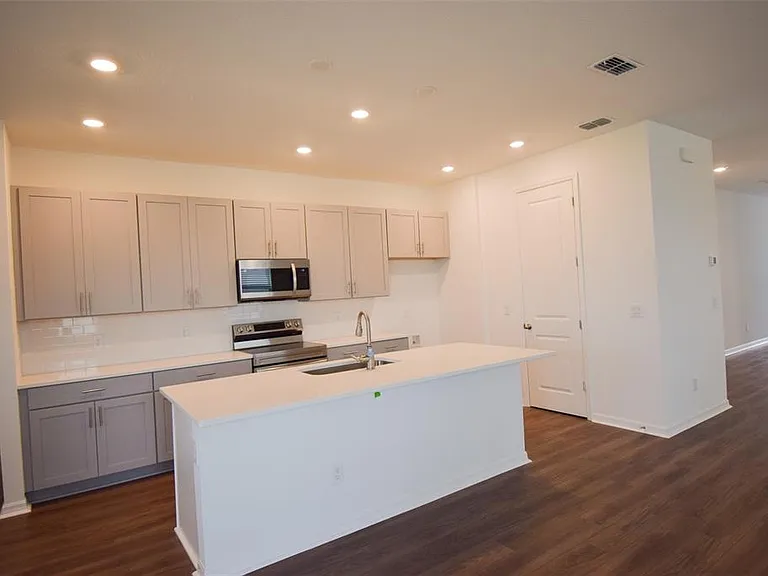 2370 Lancashire St — Photo 35