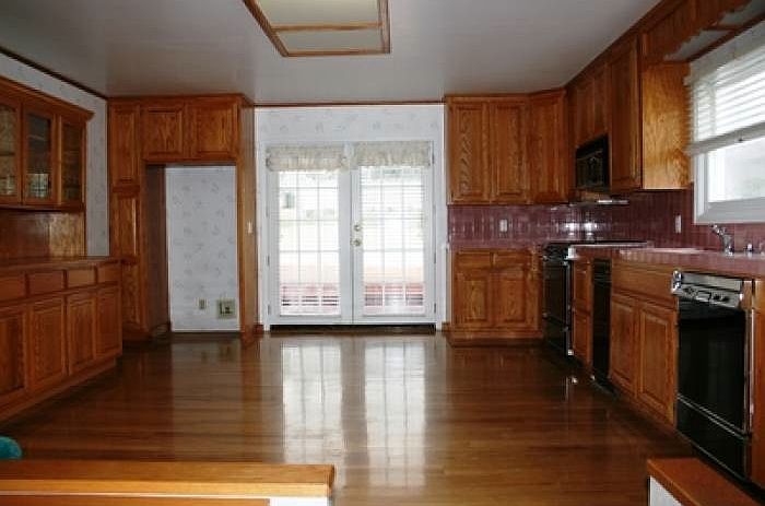 2nd image of 90 Broad St
