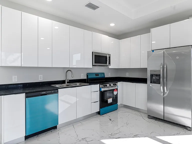 3010 NE 1st Pl — Photo 15