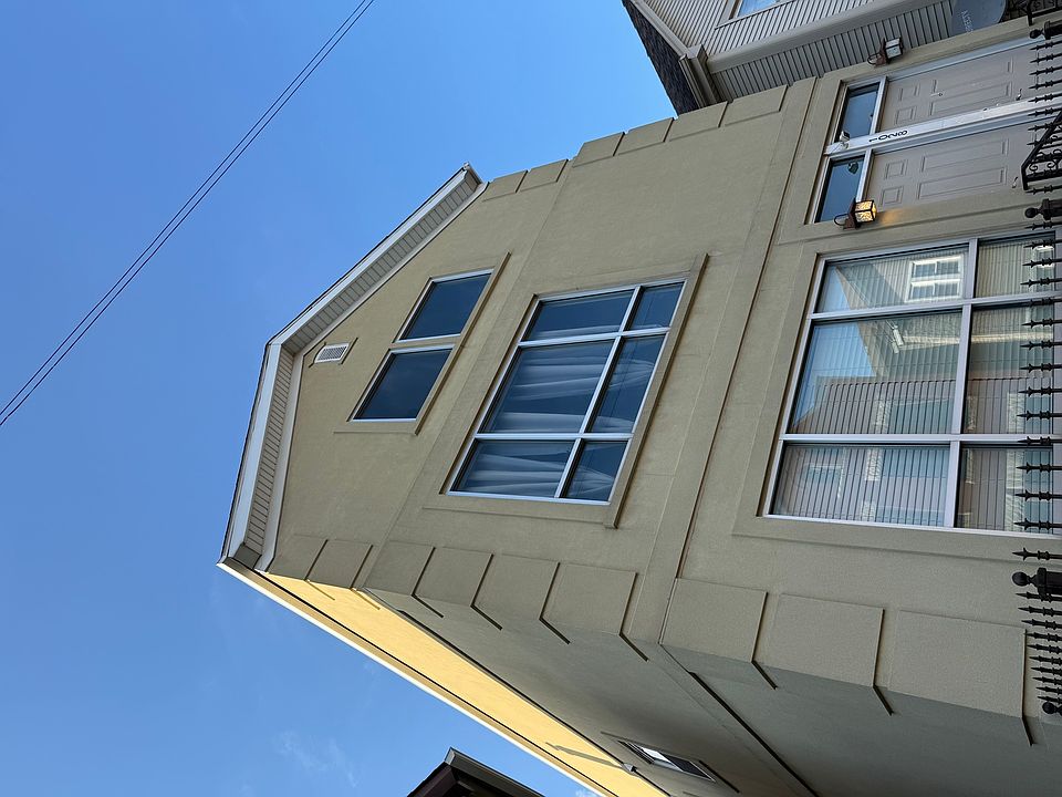 1st image of 1028 W 20th Pl APT 1