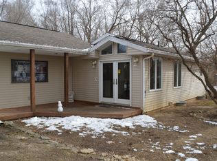 11511 Riverbank Ln, Pinckney, MI