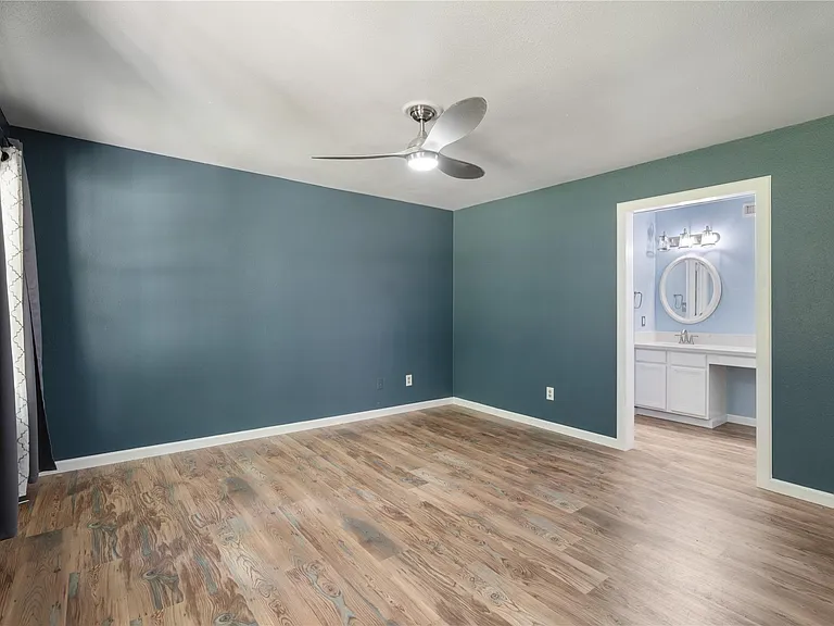 293 Commodore Dr — Photo 18