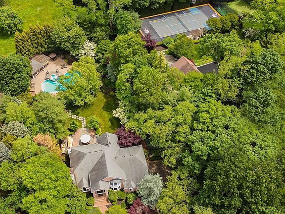 3rd image of 6 Strawberry Knoll Ct
