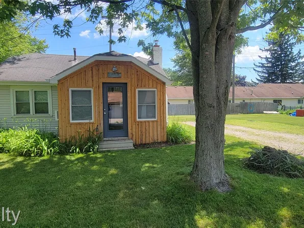 1382 Elmhurst Dr, Howell, MI 48843