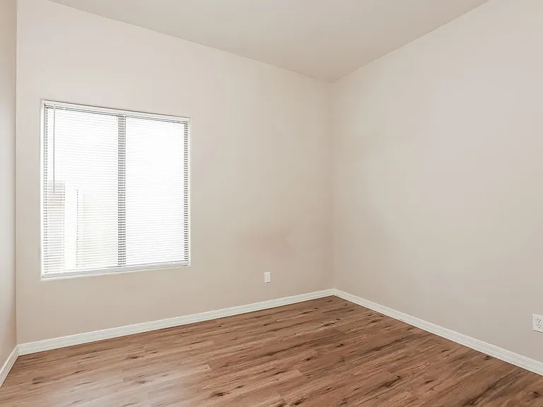 1534 W Churchill Pl — Photo 14