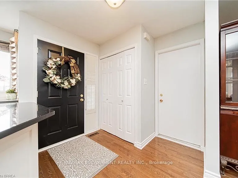 43 Kanata Cres #UPPER — Photo 3