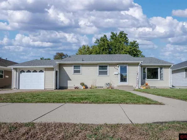 404 Pierce Ave, North Mankato, MN 56003