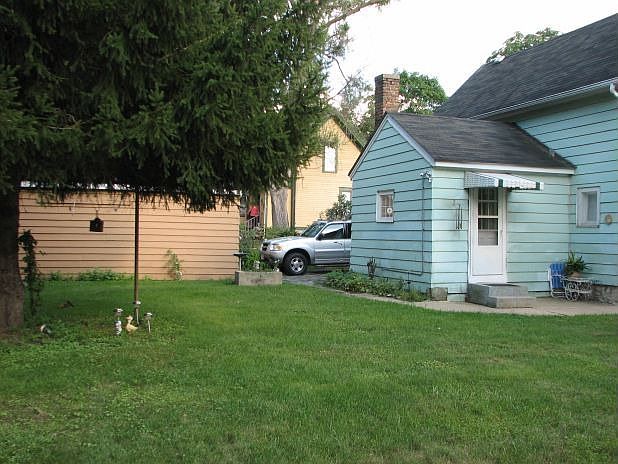 2nd image of 906 Eales Ave