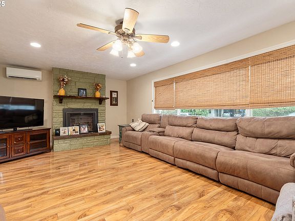 3rd image of 2746 Harlow Rd