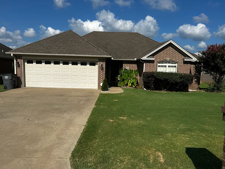901 Greenwood Dr — Photo 1