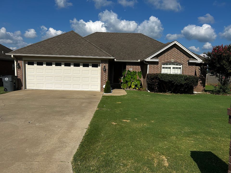 1st image of 901 Greenwood Dr