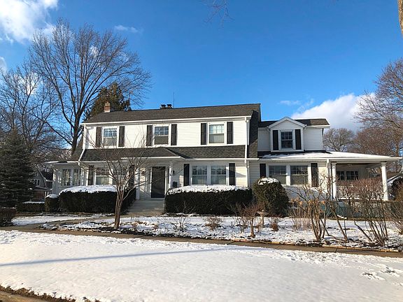 Walk four short blocks to catch the Metra train.  Walk to Lincoln Elementary and Maine South HS