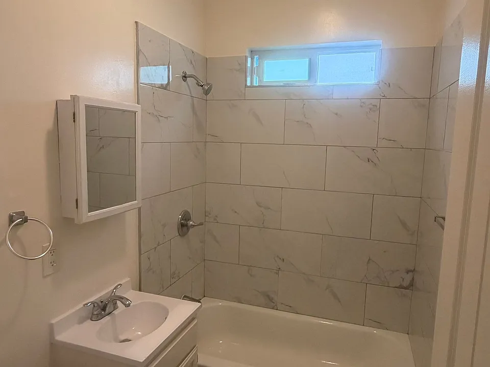 2420 Michigan Ave #208