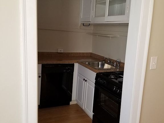 3rd image of 288 W Montrose Ave APT B1