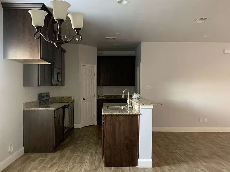 2417 Norway Dr — Photo 2