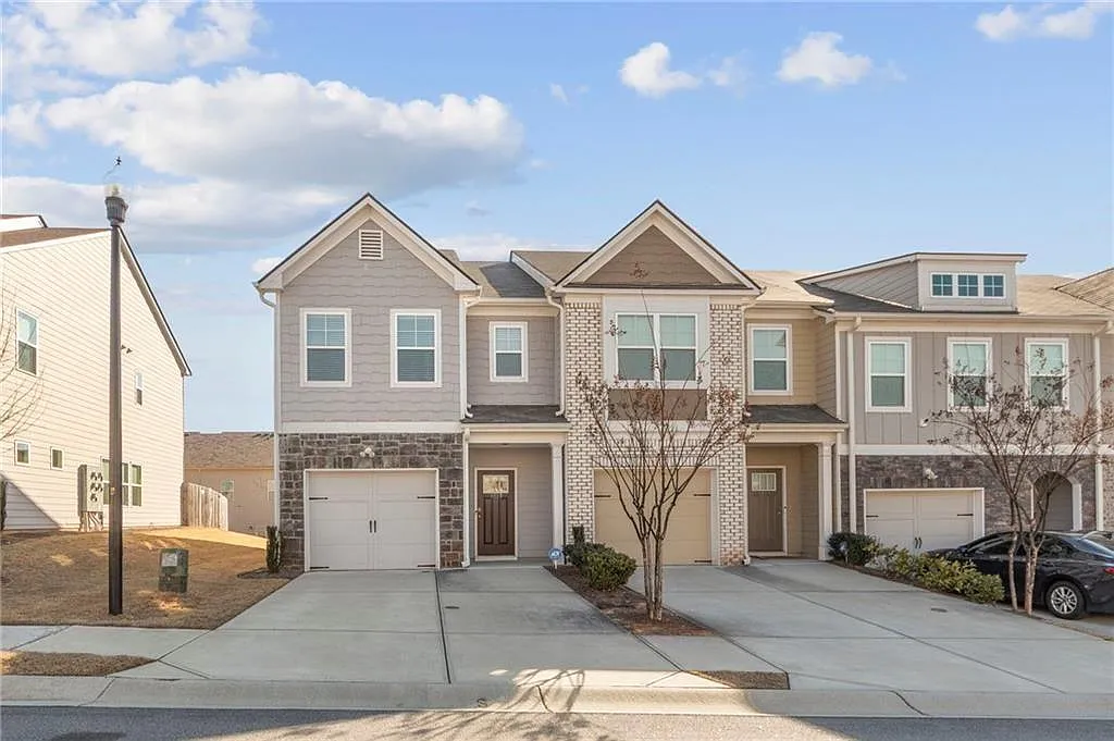 Photo 2 of 26 - 1903 Plainsboro Dr - Lithonia, GA Building Photo - 1903 Plainsboro Dr