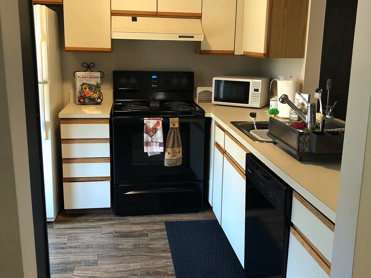 2 bed, 1328 sqft, $2,200 — Photo 2
