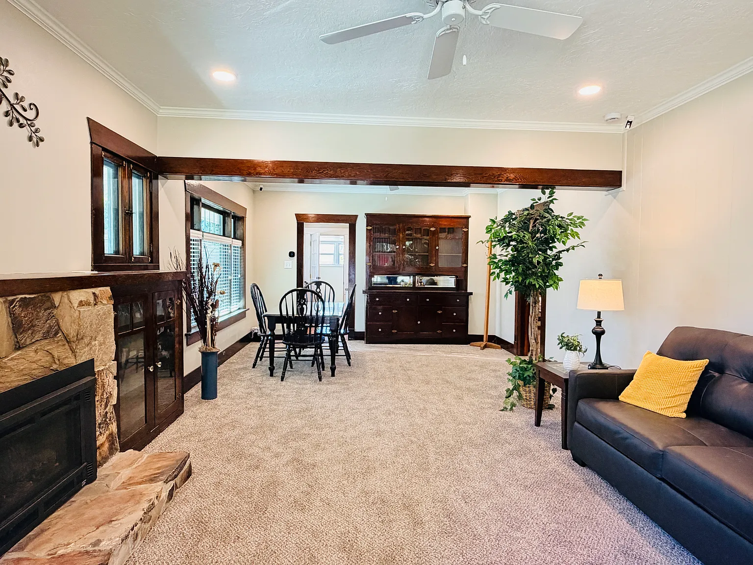 4 bed, 1998 sqft, $1,900 — Photo 2