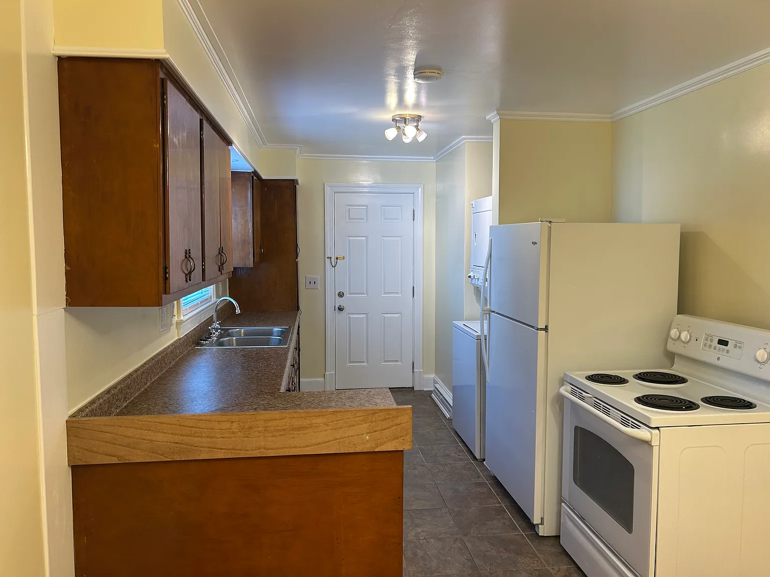 3 bed, 1400 sqft, $1,400 — Photo 1