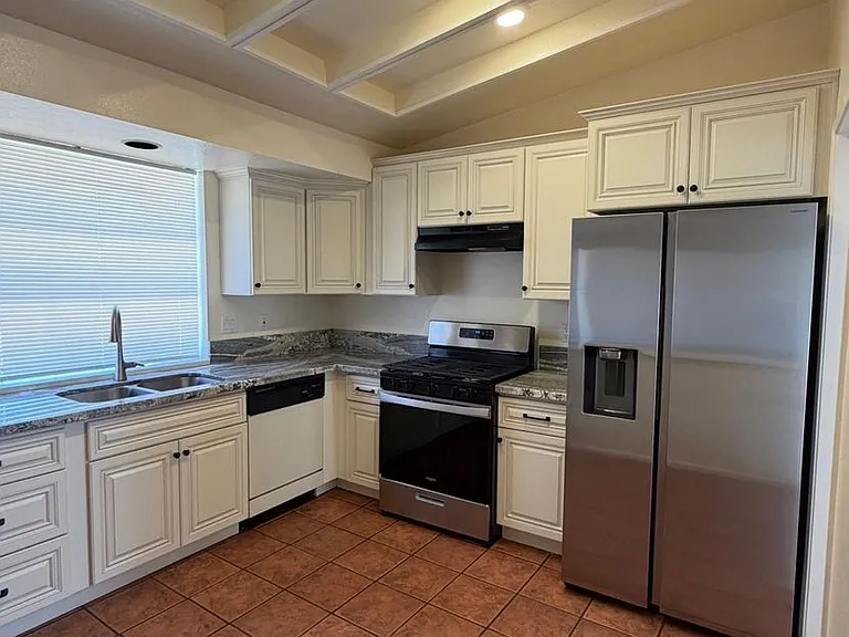 23890 Hazelwood Dr — Photo 3