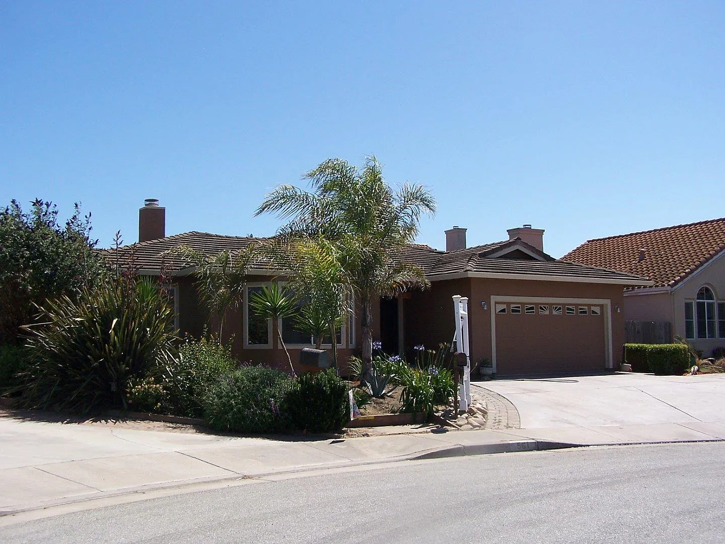 561 Arbour Ln photo 1