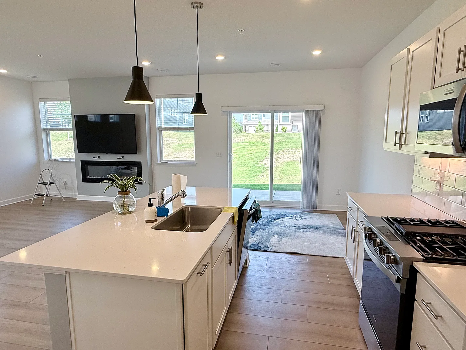 3 bed, 2.5 bath, 1719 sqft, $2,495 — Photo 4