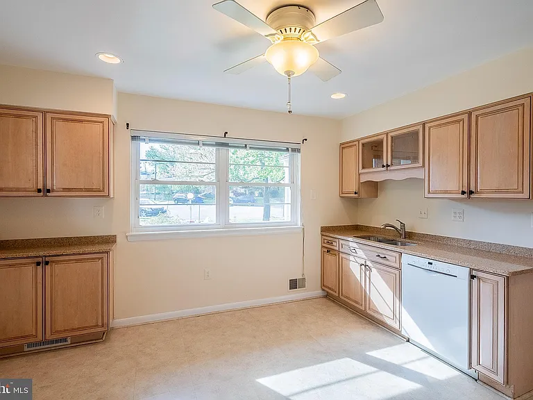 6608 Fairlawn Dr — Photo 7