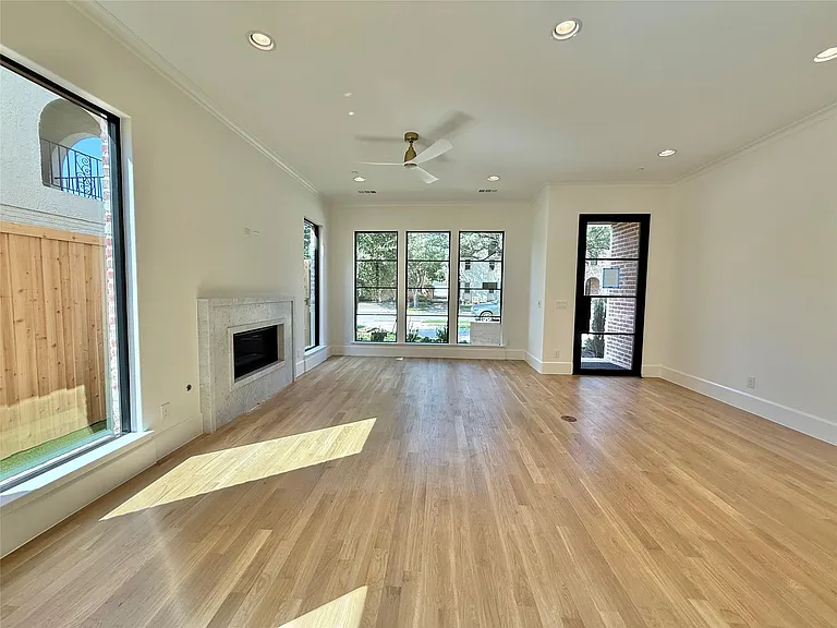 4423 Emerson Ave — Photo 2