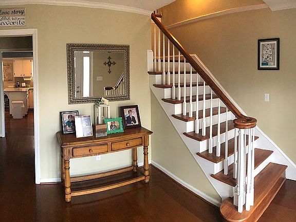 4th image of 205 Woodstock Dr