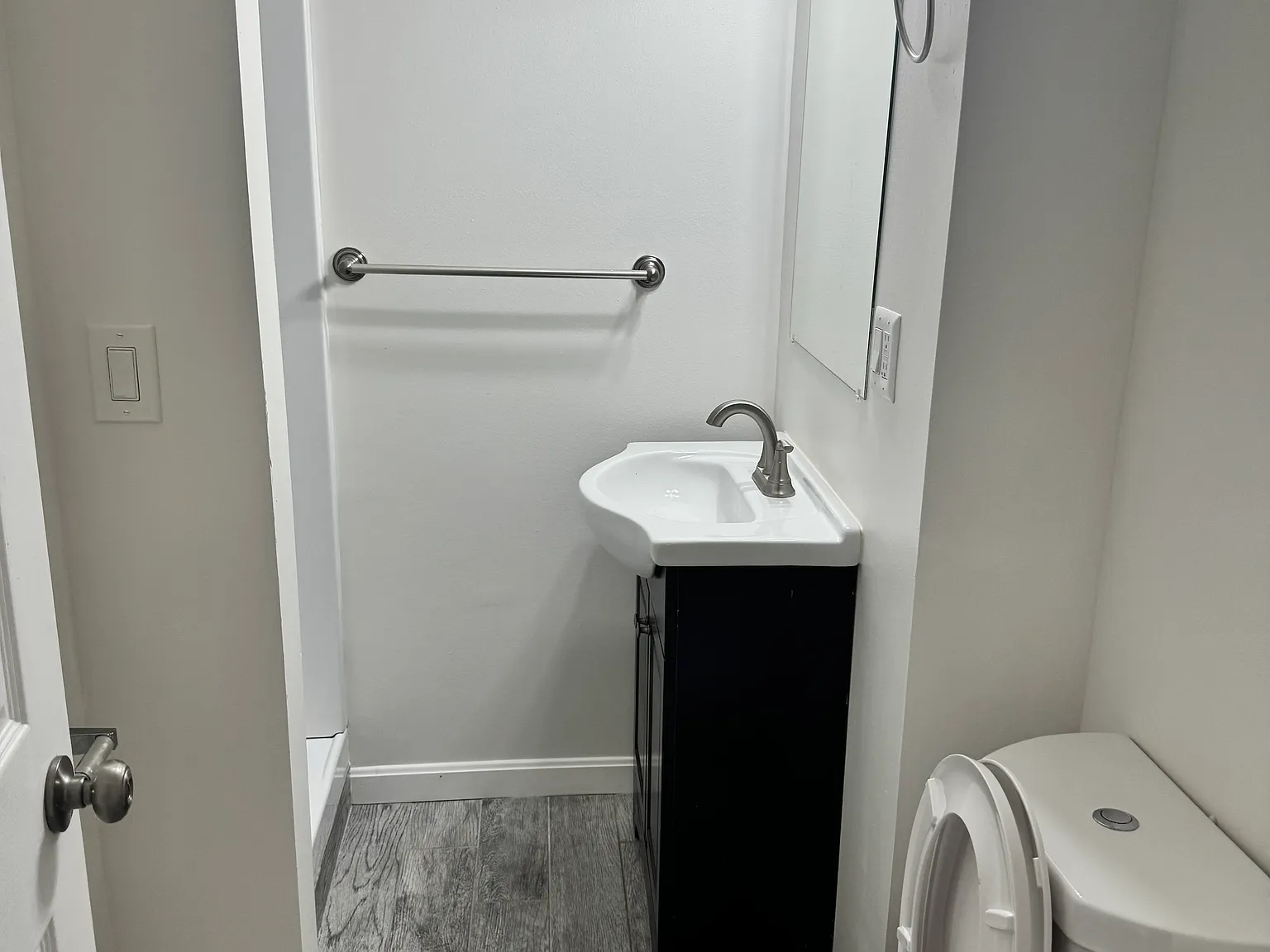 3 bed, 1.0 bath, $4,590 — Photo 3