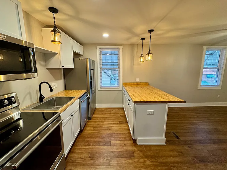 931 Baldwin St — Photo 3