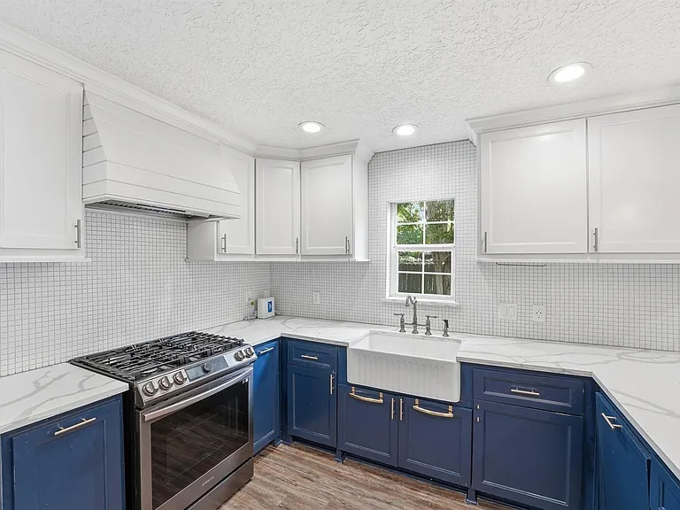 2044 Des Jardines St — Photo 17