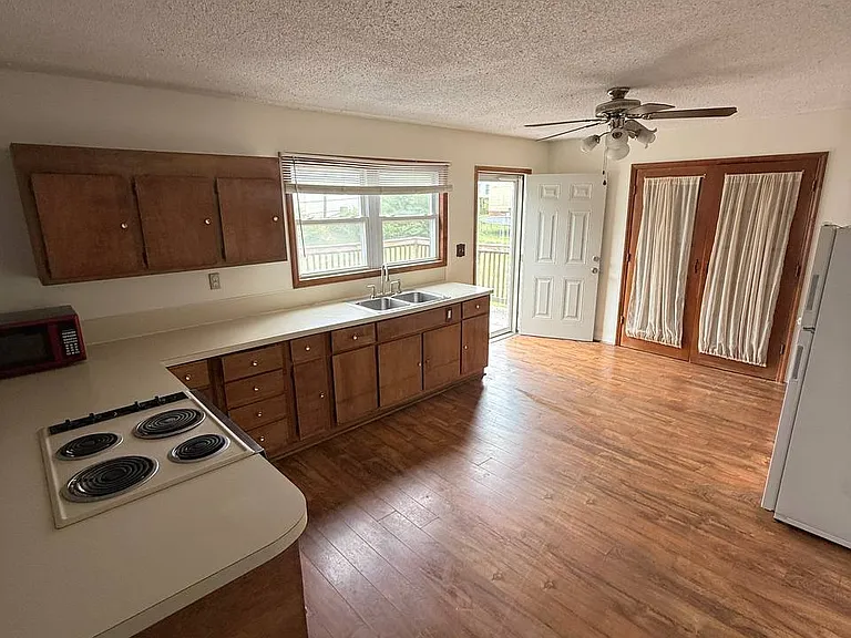 2885 Fair Oaks Dr — Photo 5