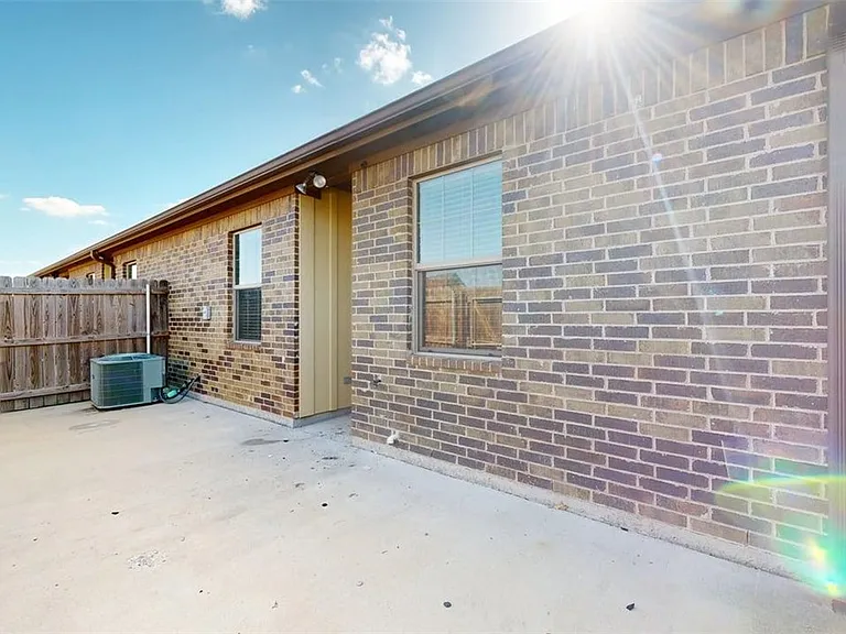 3007 Towers Pkwy — Photo 32
