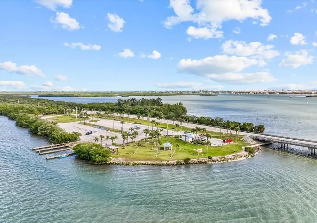 211 Marina Dr — Photo 3