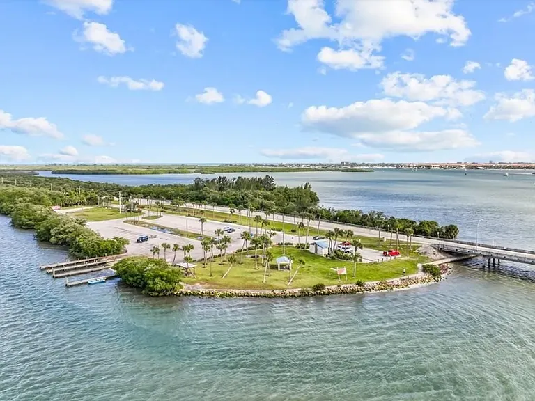 211 Marina Dr — Photo 3