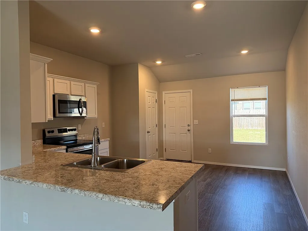 4 bed, 2.0 bath, 1479 sqft, $1,750 — Photo 4