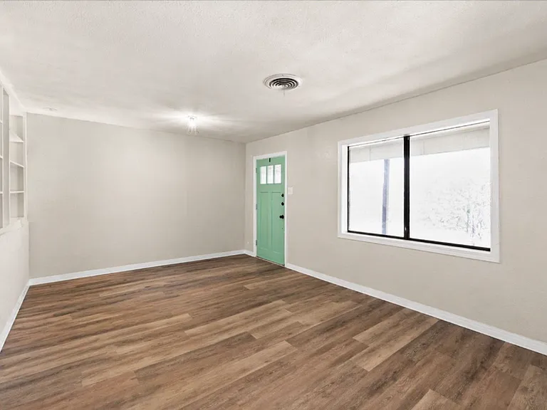 917 Crockett Ct — Photo 4