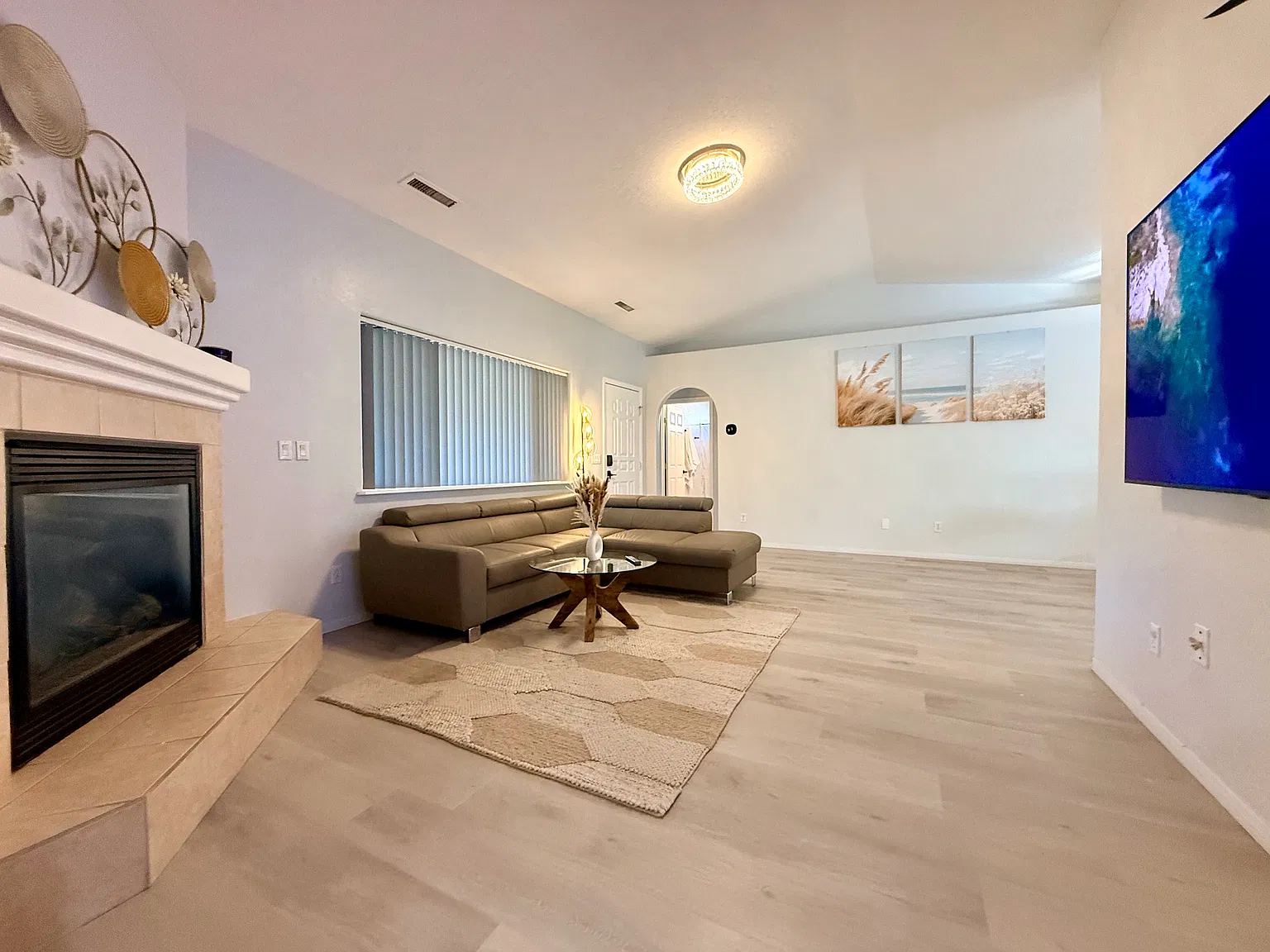 1870 E Donner Trl — Photo 2