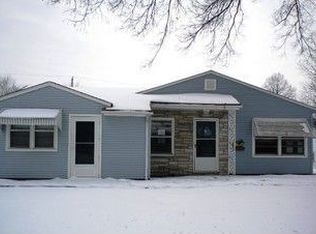 2328 Washington Ln, Davenport, IA 52804