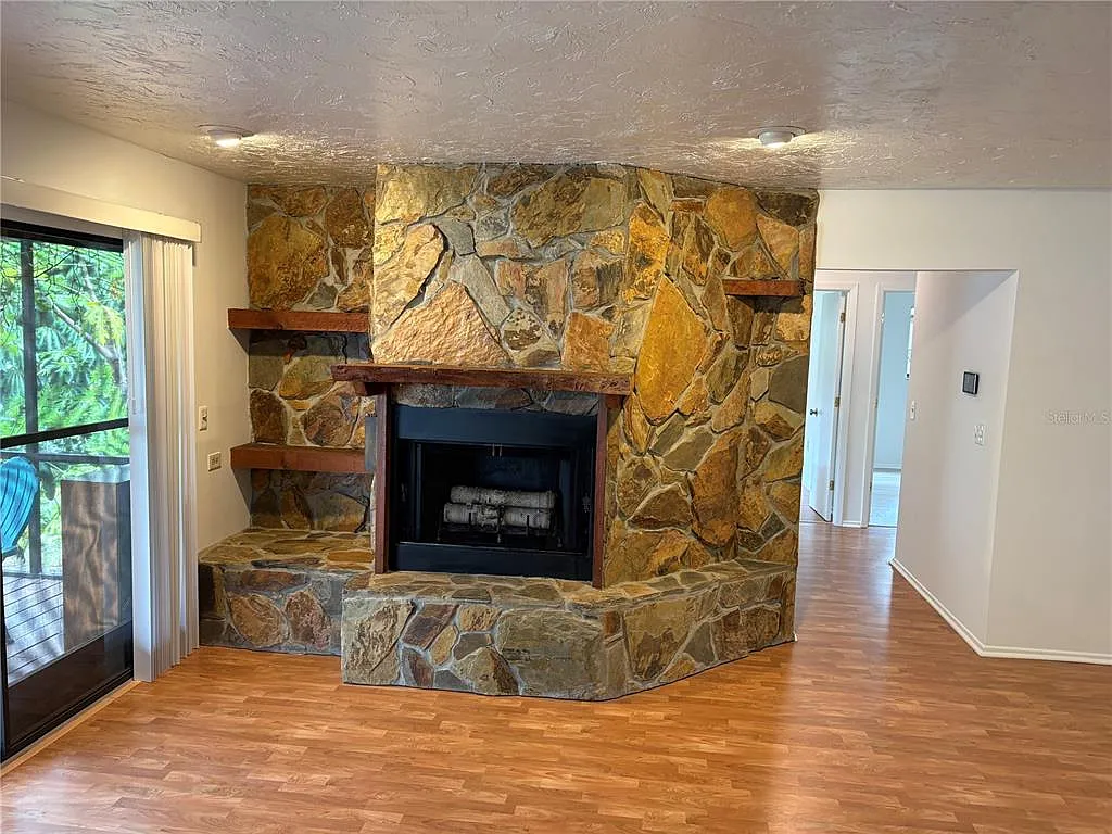3 bed, 2.0 bath, 1188 sqft, $2,700 — Photo 3