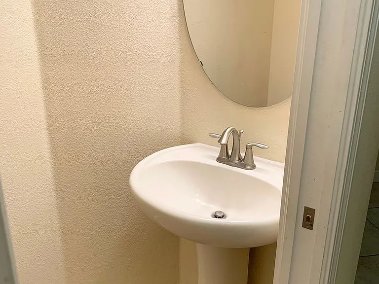 1646 Thetford Cir — Photo 14