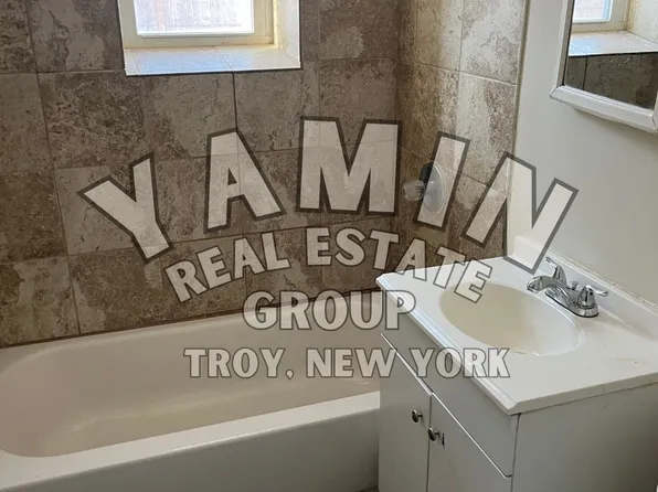 40 102nd St, Troy, NY 12180
